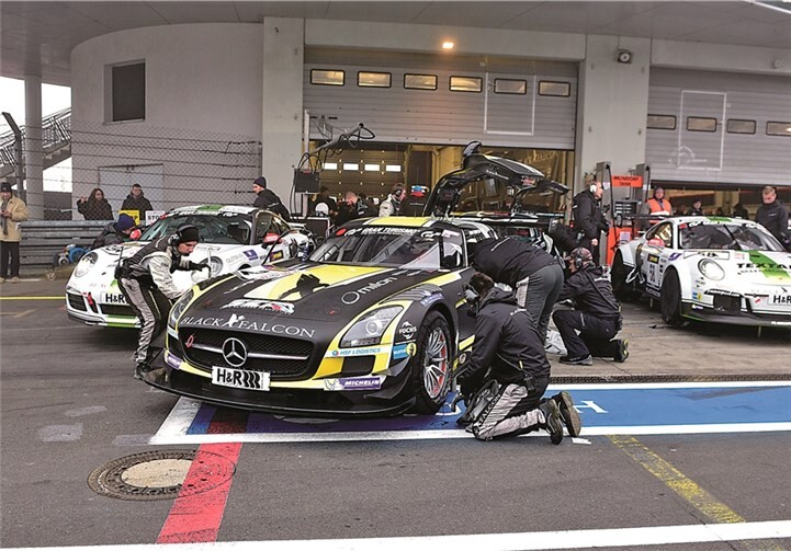 Der siegreiche Mercedes AMG SLS GT3 von Black Falcon an der Box.
