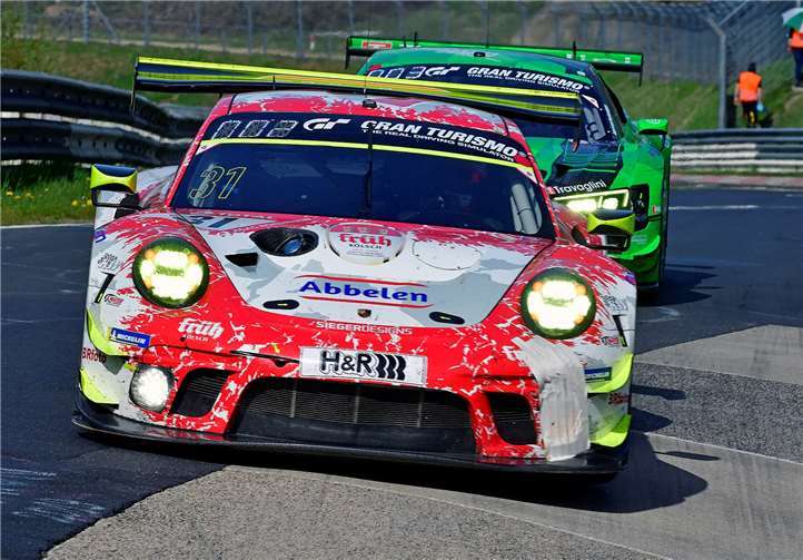 Doppelsieg für Frikadelli Racing Der siegreiche Porsche 911 von Frikadelli Racing gefolgt vom später drittplatzierten Phoenix Audi R8 LMS GT3.