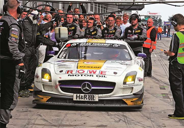 Der siegreiche ROWE SLS AMG GT3 beim Boxenstopp.