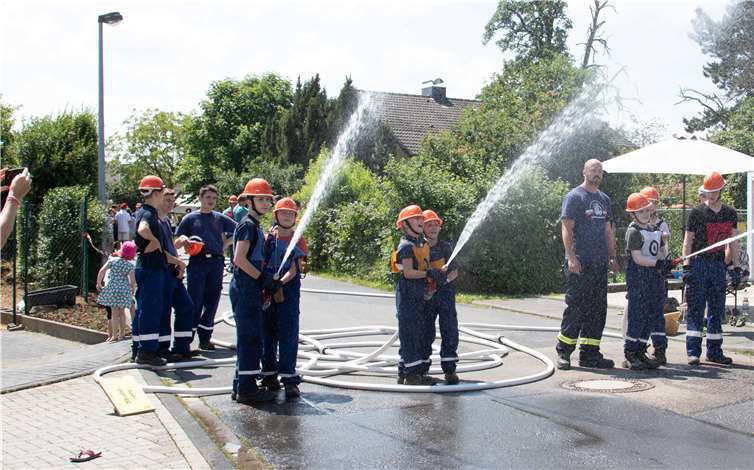 Der simulierte Löschangriffwar bei den heißen Temperaturen sehr willkommen.