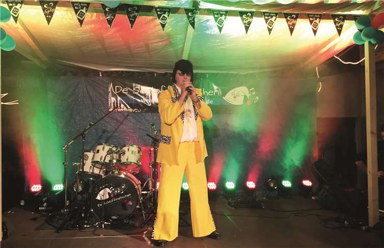 Der „singende Busfahrer“ Bernd Sonntag sorgte mit seiner bekannten Elvis-Nummer ebenso wie alle anderen Akteure des Abends für eine Bombenstimmung.