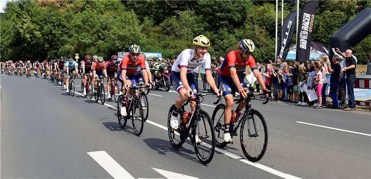 Der spätere Sieger der Deutschland-Tour Matej Mohoric (weißes Trikot) führte sein Team „Bahrain-Merida „ durch Adenau.