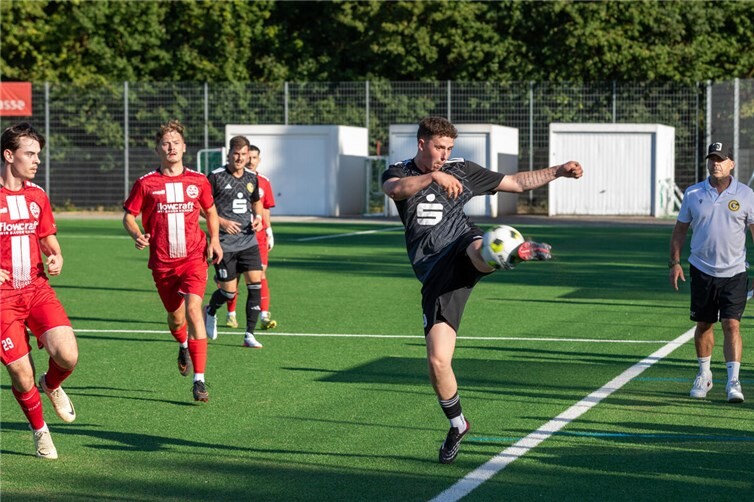 Der spätere Turniersieger Ahrweiler BC (rot) traf in der Gruppenphase auf die Grafschafter SG (scharz).