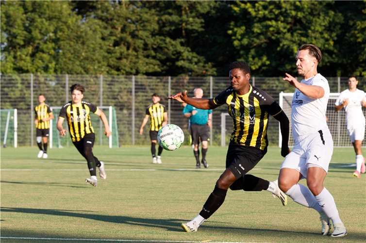 Der spätere Turniersieger FC Flerzheim (schwarz-gelb) in der Partie gegen die SGL Heimersheim (weiß).  Foto: Andreas Thun