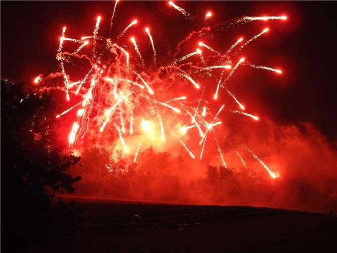 Der spektakulär in Szene gesetzte, illuminierte „Vulkanausbruch“lies die umliegenden Höhen erstrahlen. Fotos: WAMFO.DE