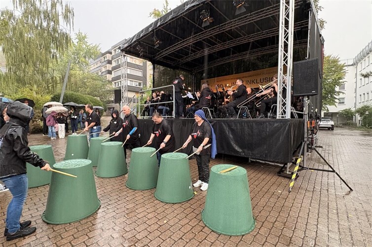 Der spontan nach draußen verlagerte Auftritt der Spätlesen wurde kurzerhand zu einem Regentanz. Die Klienten bewiesen einmal mehr, dass sie nichts aufhält - so klingt Inklusion!