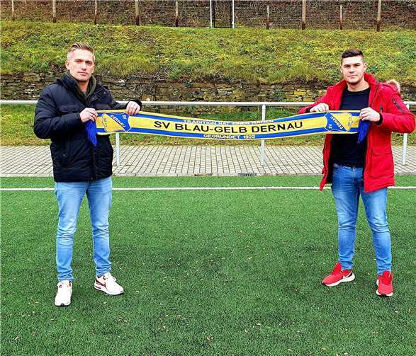 Der sportliche Leiter Sergej Reich begrüßte Armin Karic beim Fototermin in der Ahr-Rotwein ICX-Arena.Quellen: SG Dernau/Mayschoß