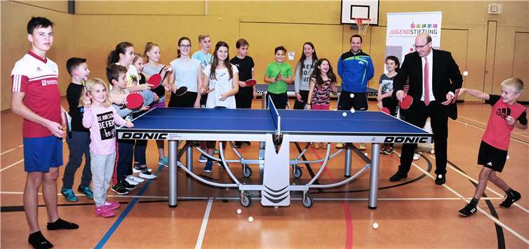 Der sportliche Nachwuchs zeigte an der neuen Tischtennisplatte keine Gnade.KSK