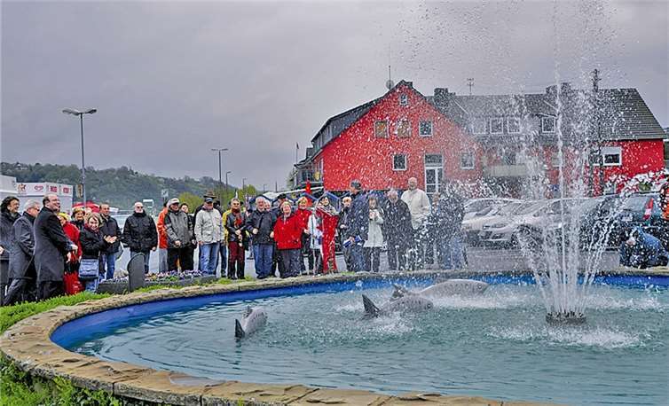 Der sprudelnde Finte-Brunnen mit den drei Finte-Fischen. -AB-