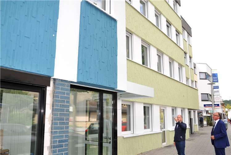 Der städtische Architekt Oliver Engel (links) und Oberbürgermeister Achim Hütten freuen sich über die gelungene und fast abgeschlossene Sanierung des Gebäudes „Am Stadtgraben 29“, die 1,8 Millionen Euro gekostet hat. Neben der Zulassungsstelle und der VHS ist dort nun auch das Ordnungsamt untergebracht. Weil gerade die Aufgabenbereiche von Ordnungsamt und Zulassung große Schnittmengen aufweisen, bedeutet das für die Bürgerinnen und Bürger mehr Service aus einer Hand. Foto: Stadt Andernach/Maurer