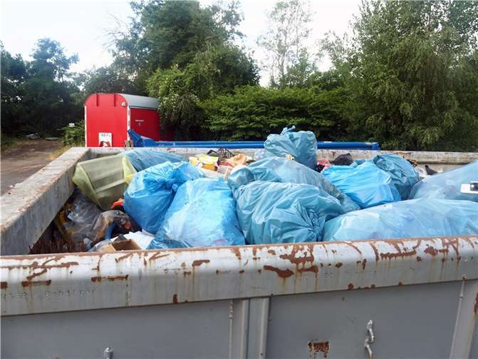 Der städtische Container für „wilden Müll“ ist nach zwei Wochen schon wieder voll bis zum Rand.  Foto: Stadt Bendorf