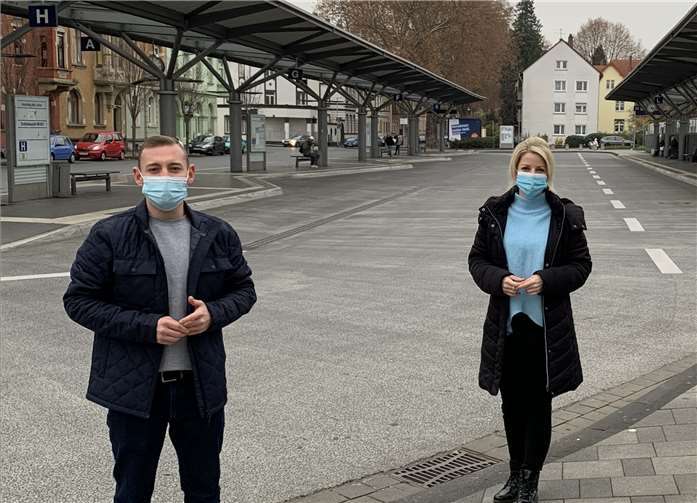 Der städtische Juso-Vorsitzende und Ratsmitglied Janick Helmut Schmitz macht sich gemeinsam mit der SPD-Landtagskandidatin Lana Horstmann am Neuwieder Busbahnhof ein Bild von der ÖPNV-Situation. Foto: SPD