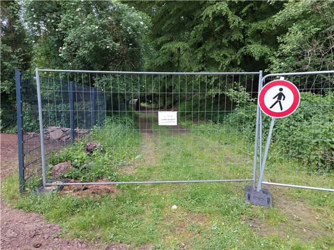 Der starke Regen der vergangenen Wochen hat einen Hang abrutschen und Bäume umstürzen lassen. Deshalb mussten ein Teilbereich des Sportplatzes und ein Abschnitt eines Wanderwegs in Namedy gesperrt werden.  Foto: Stadt Andernach/Karlsson