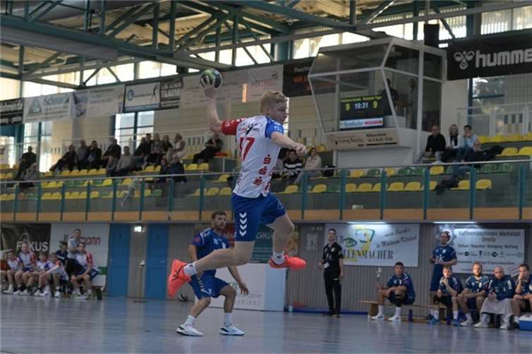 Mülheim-Urmitz besiegt HSG Worms deutlich Der starke Spielführer Martin Langen wurde seiner Führungsrolle gerecht, lenkte das Match und erzielte dabei acht Treffer. Foto: Bernd Hunder