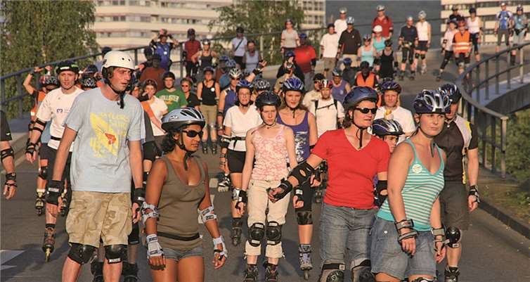 Der „stattstrand am stadtrand“ in Metternich ist Start und Ziel der Sonntagabend-Skatenight. Nach der Tour können die Teilnehmer in bequemen Liegestühlen die Füße hochlegen und mit Blick auf die Mosel den Abend gemütlich ausklingen lassen.privat