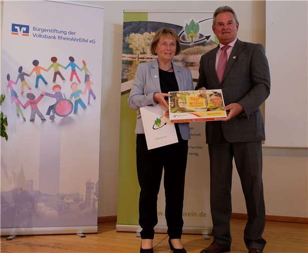 Der stellv. Hauptvorsitzender Günter Rosenke, zugleich Landrat des Kreises Euskirchen, verabschiedet Mathilde Weinandy mit einem Gruß aus dem Nationalpark Eifel.