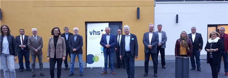 Der stellverstretende Vorsitzende Wolfgang Kunz (5.v.l.), Schatzmeister Dietmar Neitzert (Mitte hinten) sowie die beiden Beisitzerinnen Gabriele Lahr (2.v.r.) und Sabine Kuhl (4.v.r.) wurden von den anwesenden Verbandsgemeindebürgermeistern und Landrat Achim Hallerbach einstimmig in ihren Ämtern bestätigt.Quelle: kvhs Neuwied