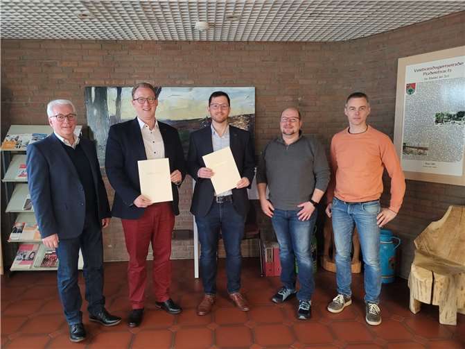 Der stellvertretende Bauamtsleiter Stephan Hoffmann wurde zum Amtsrat und Büroleiter Philipp Rasbach zum Verbandsgemeindeverwaltungsoberrat ernannt. Quelle: VG Puderbach