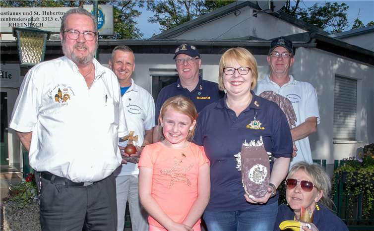 Der stellvertretende Brudermeister Heinz Oltmanns (l.) ehrte die Sieger des Narrenkönigsschießens der Schützenbruderschaft Rheinbach mit Bambini-Narrenprinzessin Tabea Hetfeld und der neue Narrenkönigin Sabine Wierschberg. Mit auf dem Bild auch die Gewinner der Pfänder. Foto: JOST