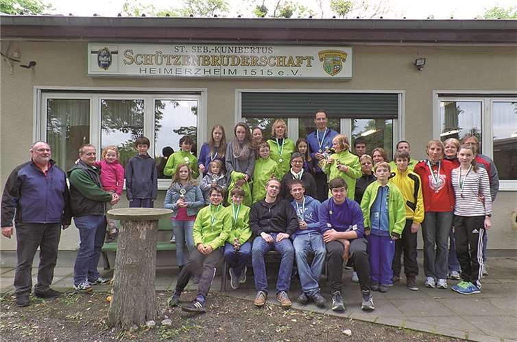 Der stellvertretende Brudermeister der Heimerzheimer Schützen, Volker Buckesfeld, überreichte bei der Siegerehrung die Siegerpokale und Siegermedaillen an die Gewinner. privat