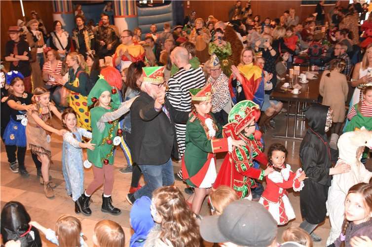 Der stellvertretende Bürgermeister Kalle Kerstholt führte die Polonaise durch den Saal an. Fotos: Alfred Eich