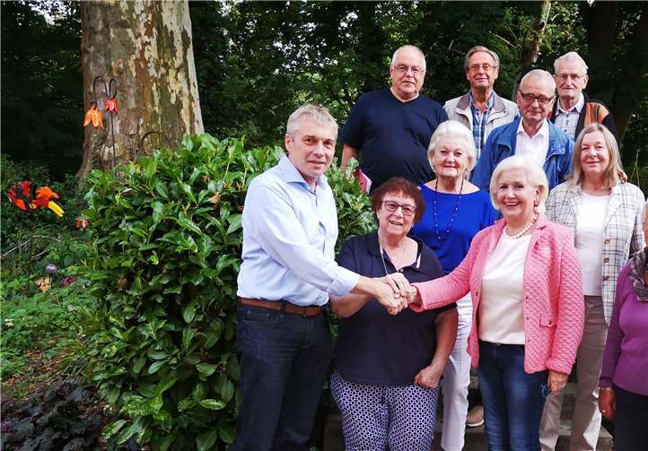 Der stellvertretende CDU-Ortsverbandsvorsitzende Michael Schweikert gratulierte Ingeborg Bernards zur Wiederwahl als Vorsitzende der Senioren-Union. Mit auf dem Bild sind Ellen Peterburs, Dieter Korte, Christa Neunkirchen, Arno Seul, Friedhelm Diller, Eckart Bohrmann, Helga von Varga, Paula Steffen und Beate Deres.Foto: privat
