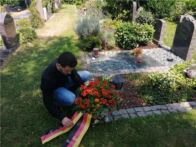 Der stellvertretende CDU-Vorsitzende Florian Steinseifer schmückte Preuschoffs Grab mit einem Gesteck.