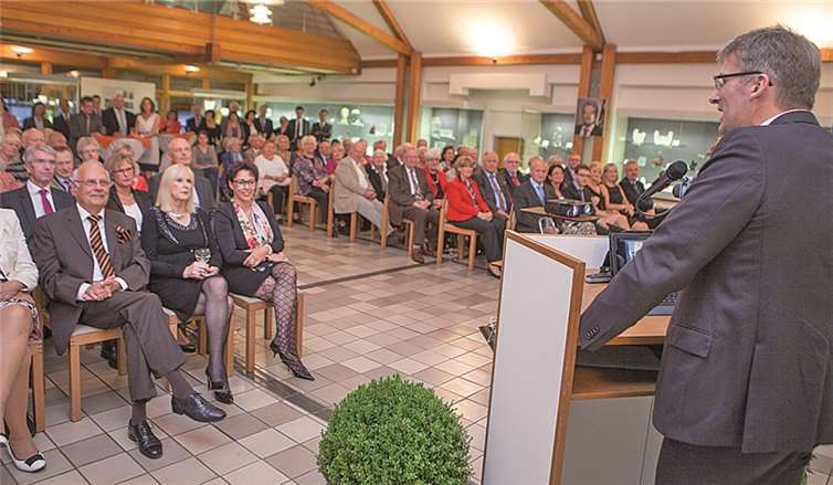 Der stellvertretende Chefredakteur des ZDF, Elmar Theveßen (r.) fesselte knapp 160 Besucher des Herbstempfanges der Rheinbacher CDU im Himmeroder Hof.