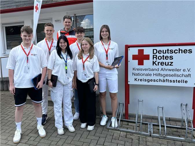 Der stellvertretende DRK-Kreisgeschäftsführer Michael Alberti (hintere Reihe, links) briefte die Werbenden, ehe sie sich in den Kreis aufmachten.  Foto: Astrid Zens / DRK-Kreisverband Ahrweiler e.V.