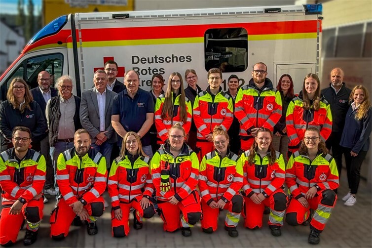 Der stellvertretende DRK-Kreisverbandspräsident Thomas Hocke-Falcke (hinten, 3.v.l.) und Kreisgeschäftsführer Ulrich Bergmann (hinten, 6.v.l.) gratulierten den frischgebackenen Notfallsanitäterinnen und begrüßten die neuen Auszubildenden. 