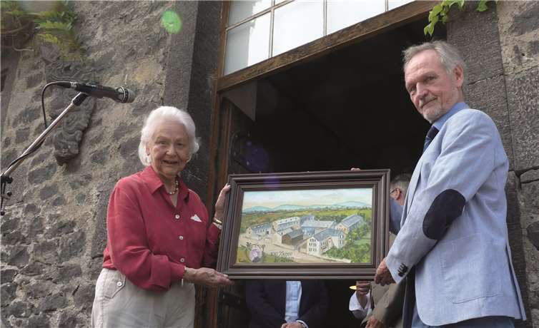Der stellvertretende DVG-Vorsitzende Prof. Dr. Lothar Viereck überreichte Dagmar von Wissmann ein von Kurt Wicha gemaltes Bild vom Michelshof.