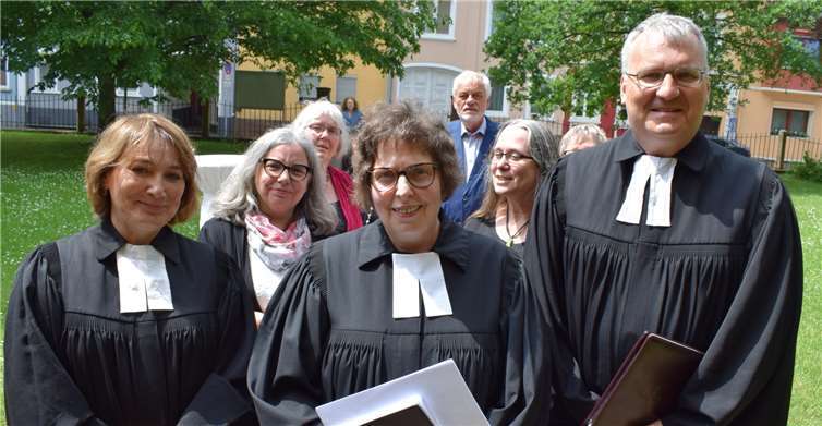 Der stellvertretende Dekan des evangelischen Dekanats Nassauer Land, Christian Dolke, führte Lieve Van den Ameele (Mitte) offiziell ins Amt als Gemeindepfarrerin der evangelischen Kirchengemeinde Bad Ems ein. Segensworte gab es auch von Pfarrerin Susanna Faust-Kallenberg (links) und dem Kirchenvorstand.Dekanat Nassauer Land