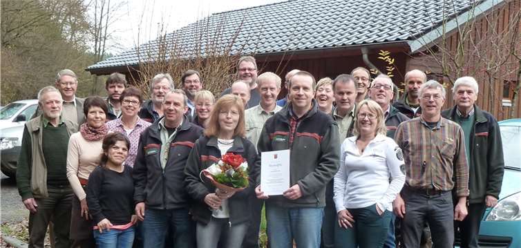 Der stellvertretende Forstamtsleiter Andreas Michel (vorne mit Urkunde) verabschiedet im Beisein der Belegschaft Frau Roselie Baur (Mitte mit Blumen) in den Ruhestand.Landesforsten Rheinland-Pfalz