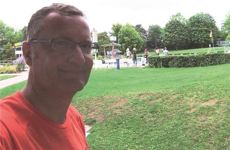Der stellvertretende Fraktionsvorsitzende Bernd Schemmer bei einem der letzten Besuche der Saison 2013 im attraktiven Freibad Vallendar. privat
