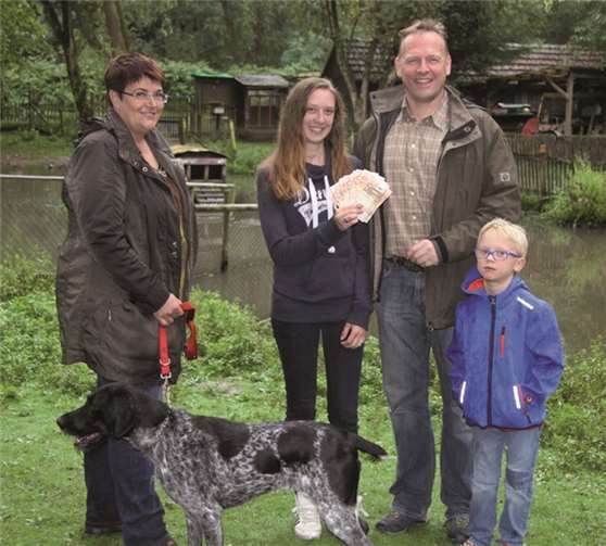 Der stellvertretende Hegeringleiter Thomas Andres und Meike Ciupke übergaben den Betrag von 700 Euro an Frau Yvonne Schöneseiffen vom Schwanenteich e. V. privat