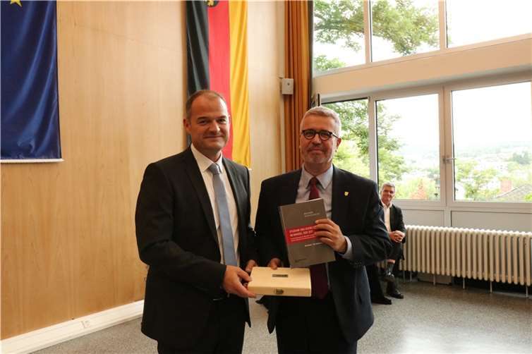 Der stellvertretende HöV-Direktor Dirk Roselt übergab Klaus Weisbrod die neue Ausgabe der Mayener Schriftenreihe.