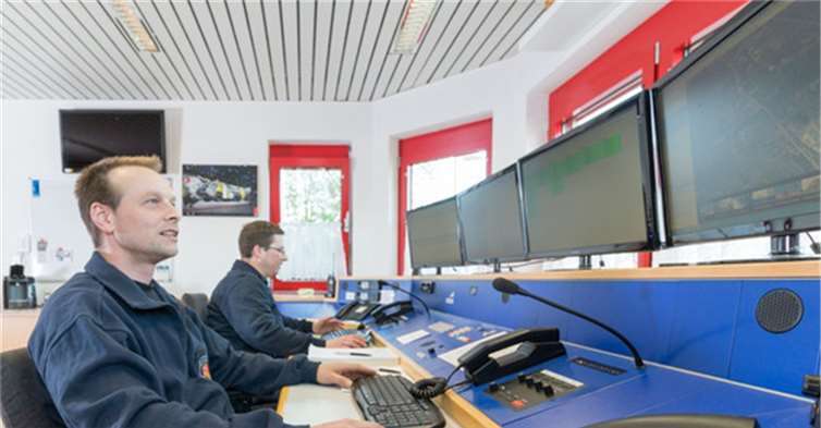 Der stellvertretende Leiter, Michael Tillmann (links) und der Leiter, Dirk Schorn (rechts) der Feuerwehr-Einsatzzentrale bei der Einsatzabwicklung.  Luca Lamonte-Austin