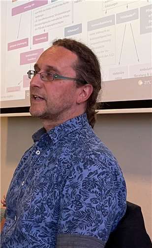 Der stellvertretende Leiter des Jugendamtes Uwe Kukla gab dem Jugendhilfeausschuss einen Überblick über die Situation unbegleiteter, minderjähriger Flüchtlinge aus der Ukraine.Foto: Kreisverwaltung Neuwied