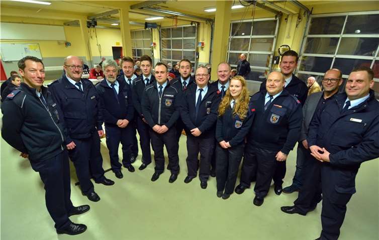 Der stellvertretende Löschzugführer Hagen Schellewald (v. l.), Wilfried Hausmann (Amts- und Wehrleiter Stadt Neuwied), Armin Becker, Bernd Kullmann, Christian Scherer, Sven Honnefeller, Dennis Haberer, Jens Oettershagen, Thomas Hof, Julia Ehlscheid, Stephan Schneider, Philipp Wagner, Fred Gross (stellvertretender Amtsleiter), Kai Jost (stellvertretender Wehrleiter). privat