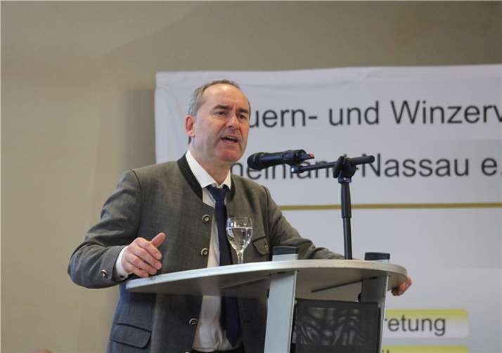 Der stellvertretende Ministerpräsident und Wirtschaftsminister Bayerns, Hubert Aiwanger, war bei der Generalversammlung des Bauern- und Winzerverbands des Kreises Ahrweiler zu Gast.  Fotos: DU
