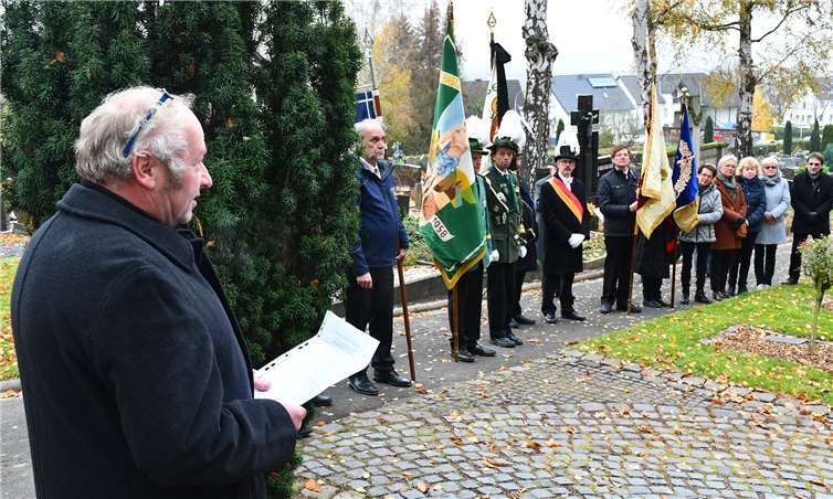 Der stellvertretende Ortsvorsteher der Sinziger Kernstadt, Heinrich Ax (links), hielt eine feierliche Ansprache vor Abordnungen der örtlichen Vereine und zahlreich erschienenen Bürgern. Fotos: RASCH