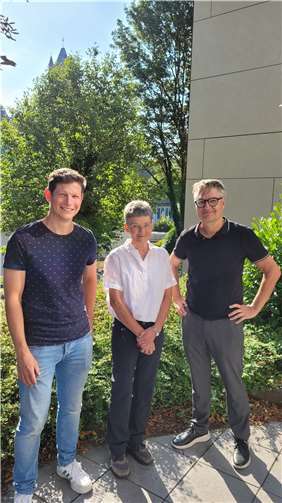 Der stellvertretende Schulleiter Frank Sütterlin (rechts) verabschiedet Adelheid Göbel und Marian Linsel. Foto: privat