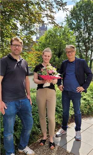 Der stellvertretende Schulleiter Frank Süttlerin (rechts) verabschiedet mit dem Personalratsvorsitzenden Stefan Elsen die Referendarin Celine Kuntze.  Foto: privat