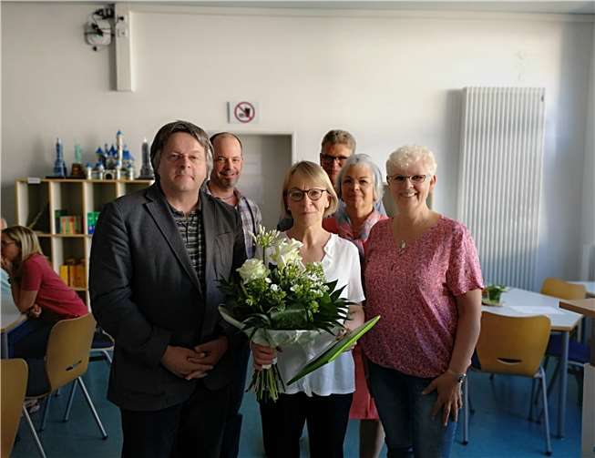 Der stellvertretende Schulleiter Herr Reinhard und die erweiterte Schulleitung verabschieden Frau Fischer. Foto: privat