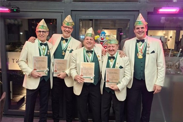 Der stellvertretende Senatspräsident Benjamin Kauert (r.) übergibt Orden und Urkunden an die neuen Senatsmitglieder Joachim Susok, Christoph Schaub, Michael Profitlich und Ulrich Kostrewa (v.l.).