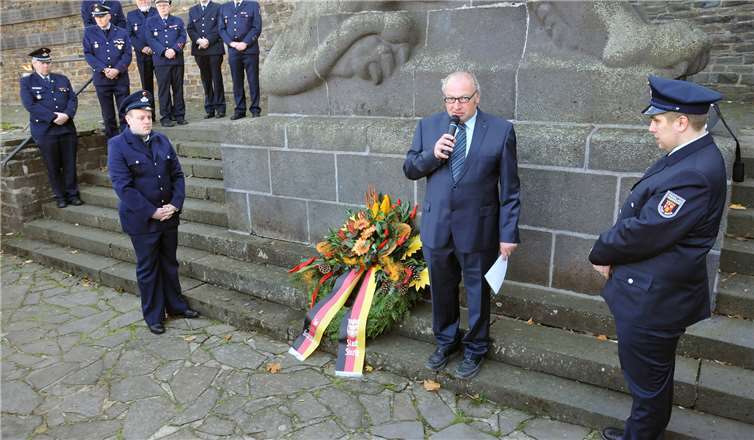Der stellvertretende Sinziger Ortsvorsteher Heinrich Ax bei der Kranzniederlegung am Ehrenmal. RASCH