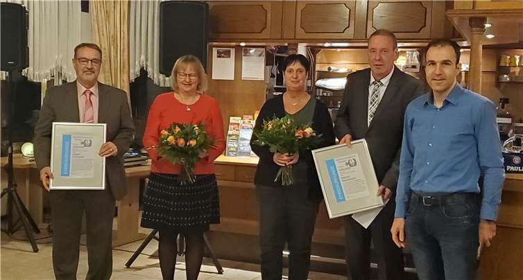 Der stellvertretende Vorsitzende Thomas Rossi (r.) und die Geehrten Werner Nachtsheim (2. v. r.) und Jürgen Schneider sowie deren Frauen Rita und Helga. Foto: privat