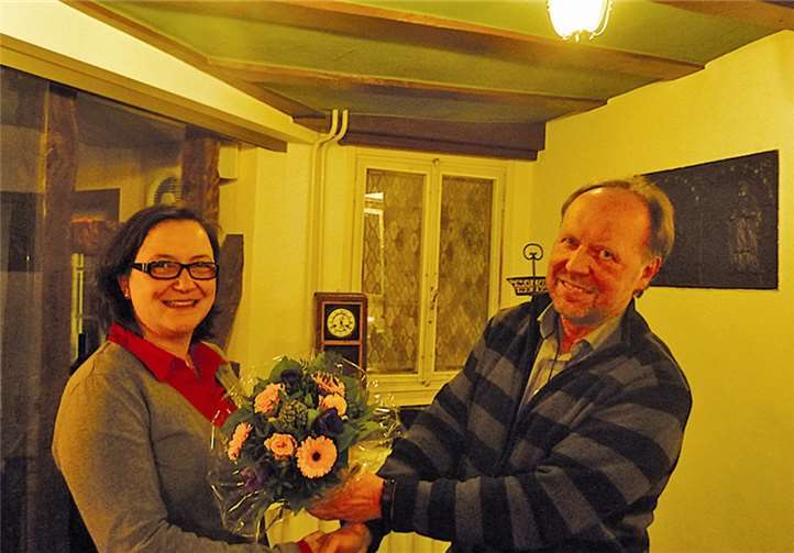 Der stellvertretende Vorsitzende der FDP Adenau, Bert Schäfer gratuliert der neuen FDP Vorsitzenden von Adenau, Ulrike Weiß. Privat