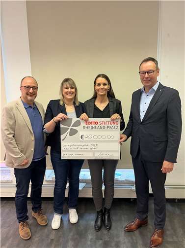 Der stellvertretende Vorsitzende der Lotto-Stiftung, Dr. Alexander Wilhelm (re.), und Stiftungs-Geschäftsführer Frank Zwanziger (li.) übergaben den Scheck an Linda Gerl (2.v.re.), Projektassistenz des Trägervereins „keiner darf verloren gehen“ e.V. und Simone Höhner vom Kreisjugendamt Neuwied (stellvertretend für einen Lernpatenträger in Rheinland-Pfalz).  Foto: Desiree Bender