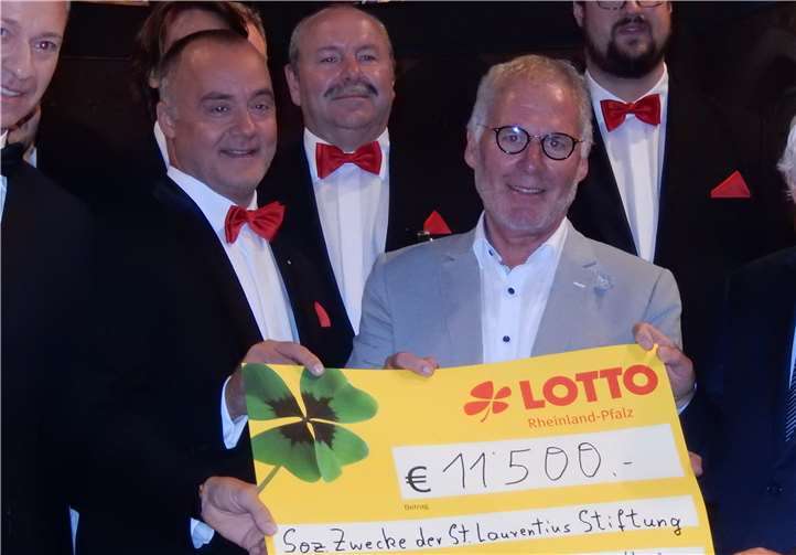 Der stellvertretende Vorsitzende der St. Laurentius-Stiftung Paul Radermacher nimmt dankbar den Spendenscheck entgegen.